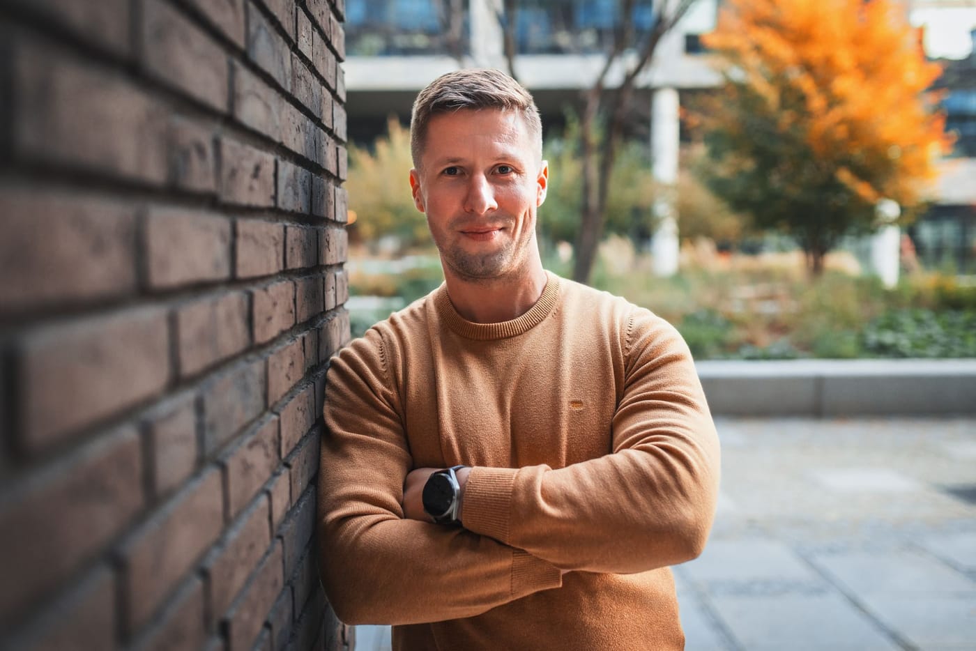 Tadeáš Maršálek v oranžovém svetru